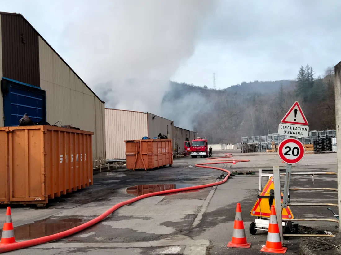 Le site de stockage des batteries a été ravagé par le feu