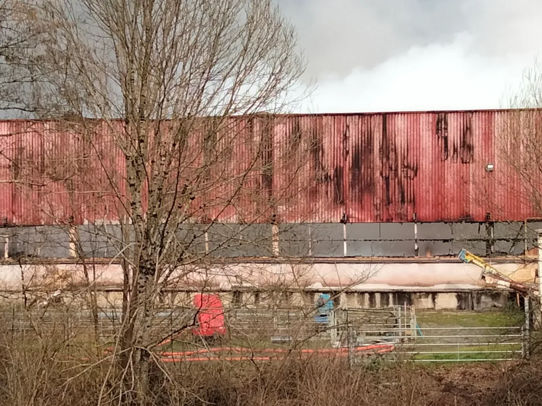Des flammes étaient encore visibles dans le hangar de stockage