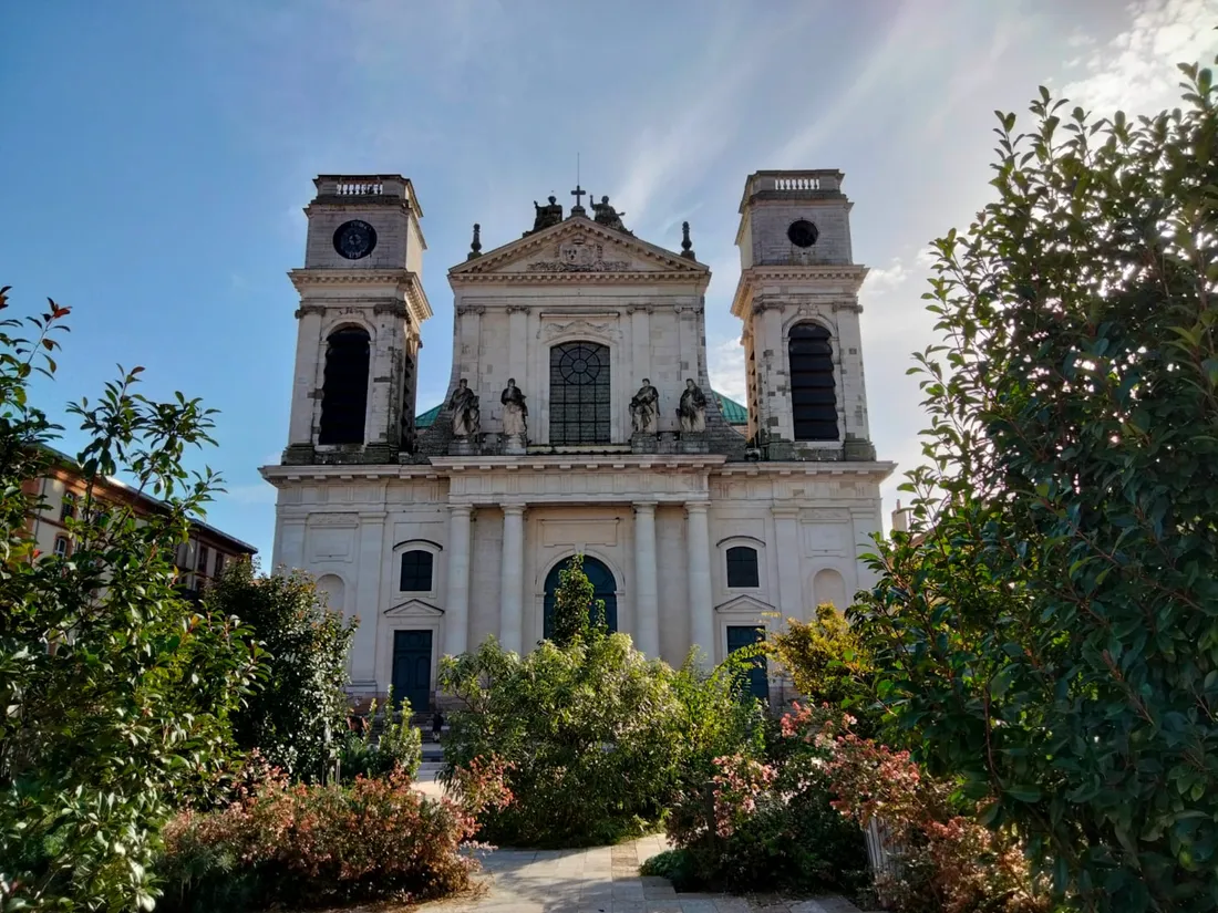 Le parvis de la cathédrale végétalisé après sa rénovation