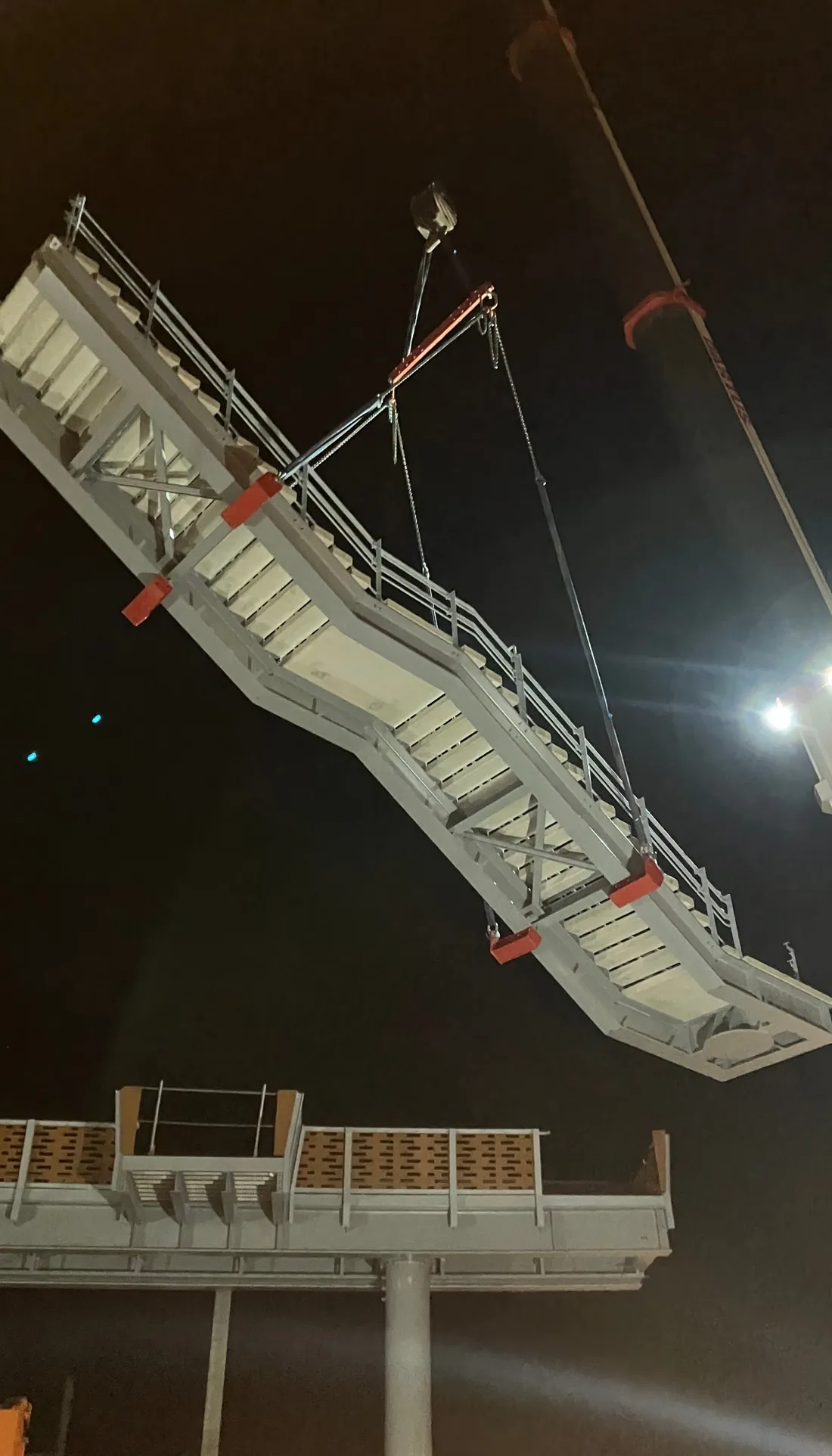 Le second escalier est lui aussi installé à la gare de Montauban