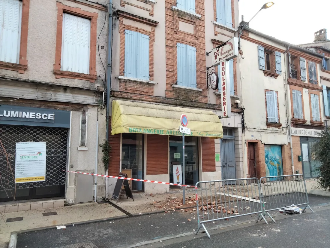 Les dégats au lendement de l'effondrement du toit d'un immeuble