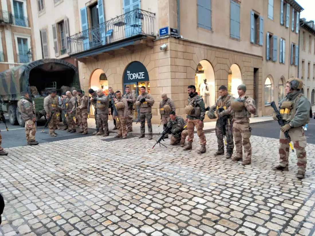 Les militaires de la 13ème demi-brigade de la légion étrangère, dans les rues de Mende