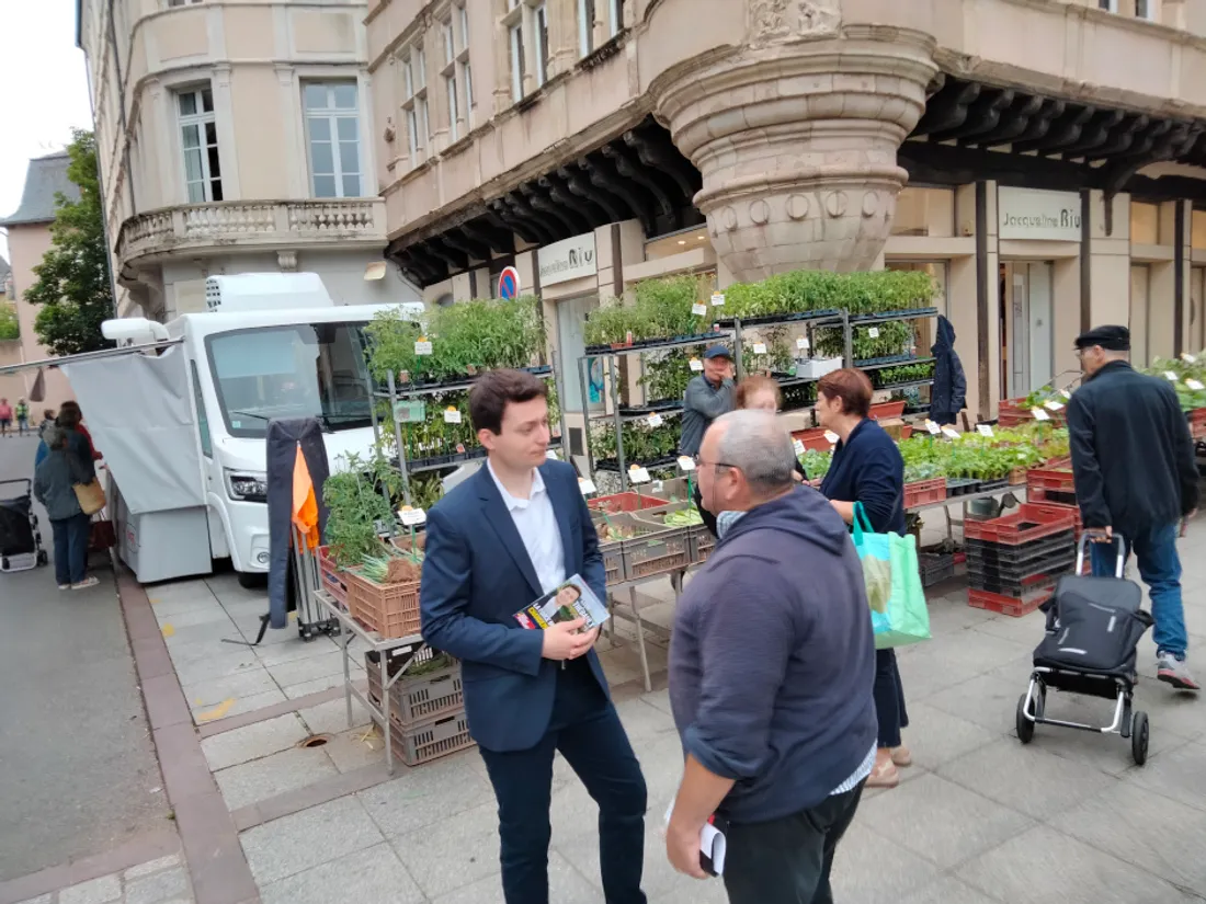 Léon Thébault fait campagne sur le marché de Rodez 