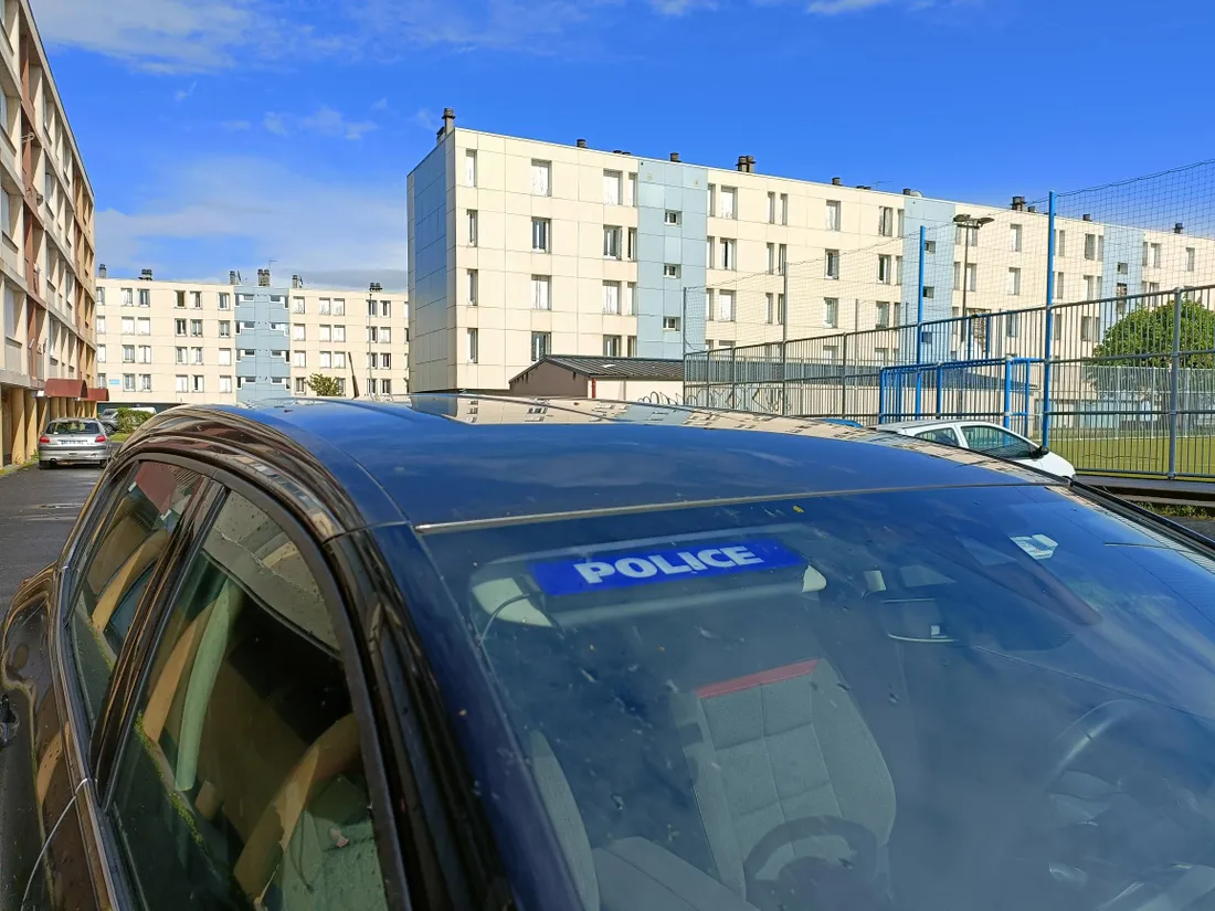 Une voiture de Police banalisée dans le quartier de Tujac, à Brive