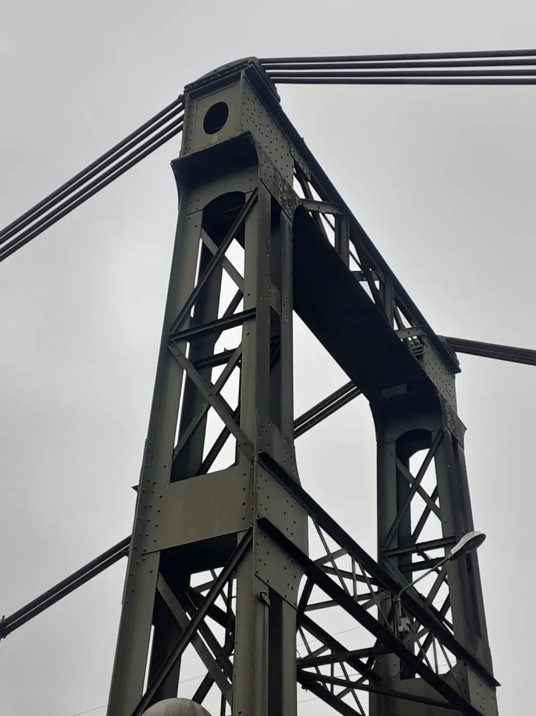 L'un des pylones et câbles en acier de l'actuel pont