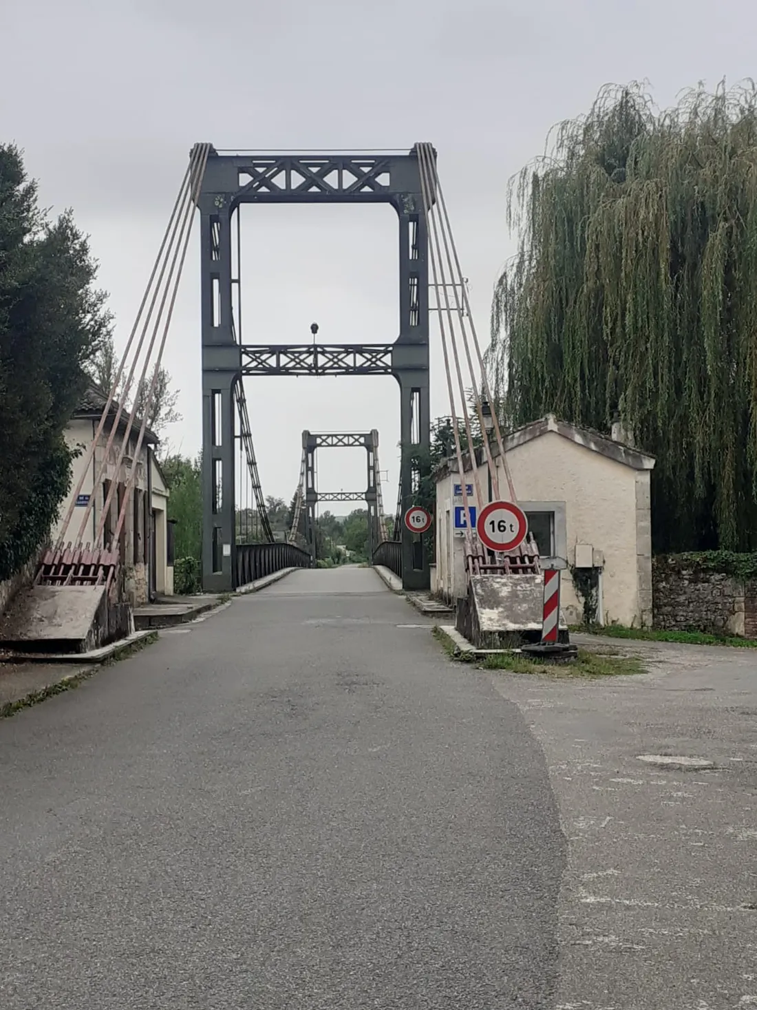 L'entrée du pont du côté de Castelfranc, là où la place doit être réaménagée