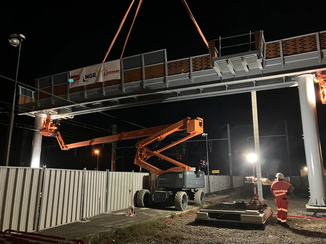 Pose de la passerelle à la gare de Montauban 