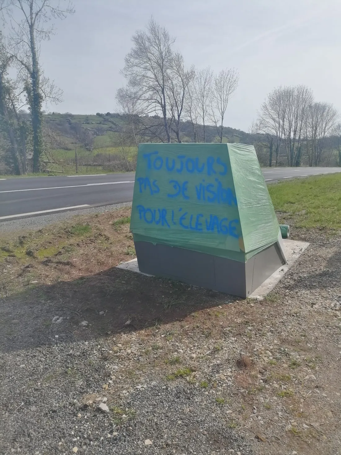 Des radars bâchés par les agriculteurs aveyronnais, à Firmi, Saint-Christophe et Vezins.