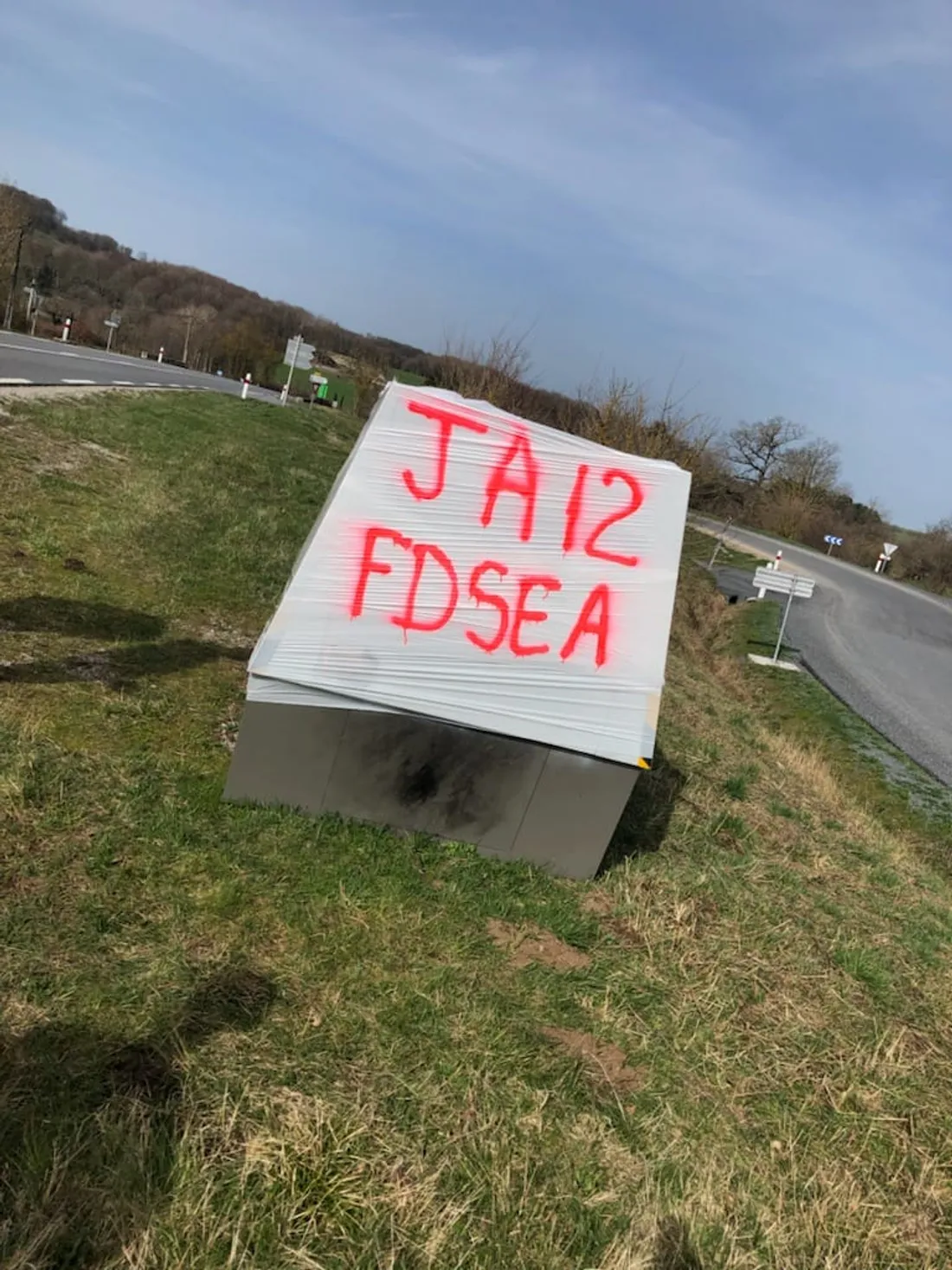 Des radars bâchés par les agriculteurs aveyronnais, à Firmi, Saint-Christophe et Vezins.
