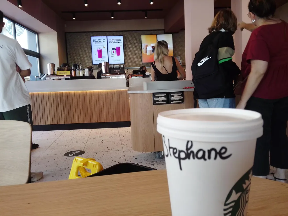 Le fameux "gimmick" de Starbucks, votre prénom sur votre gobelet