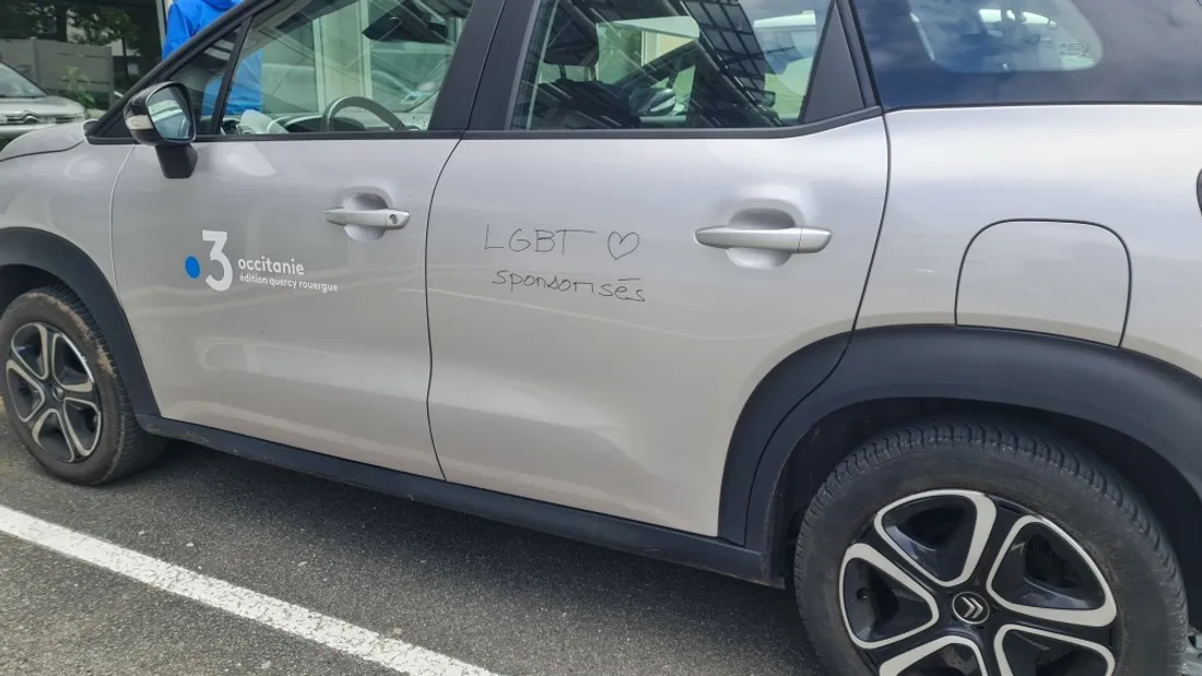 Les voitures de France 3 Quercy Rouergue ont été tagées d'inscriptions homophobes