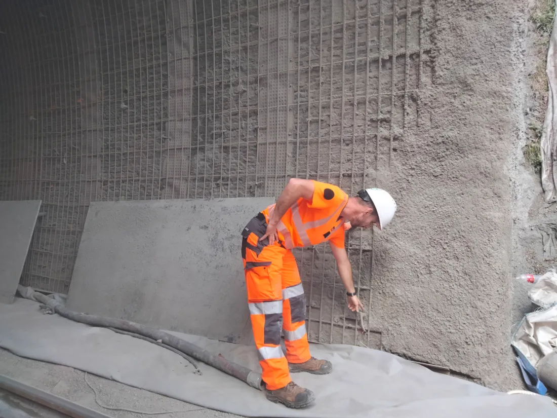 Les ouvriers confortent la voûte avec du béton