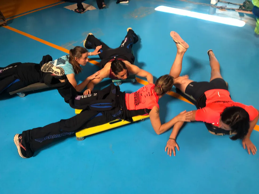 Les filles de l'équipe de France répètent au sol avant d'enchainer un nouveau saut