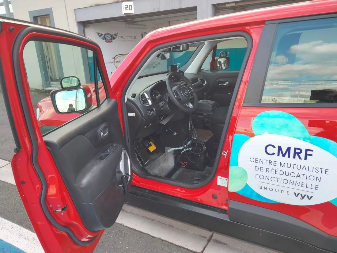 Le véhicule aménagé de l'auto-école handi d'Albi