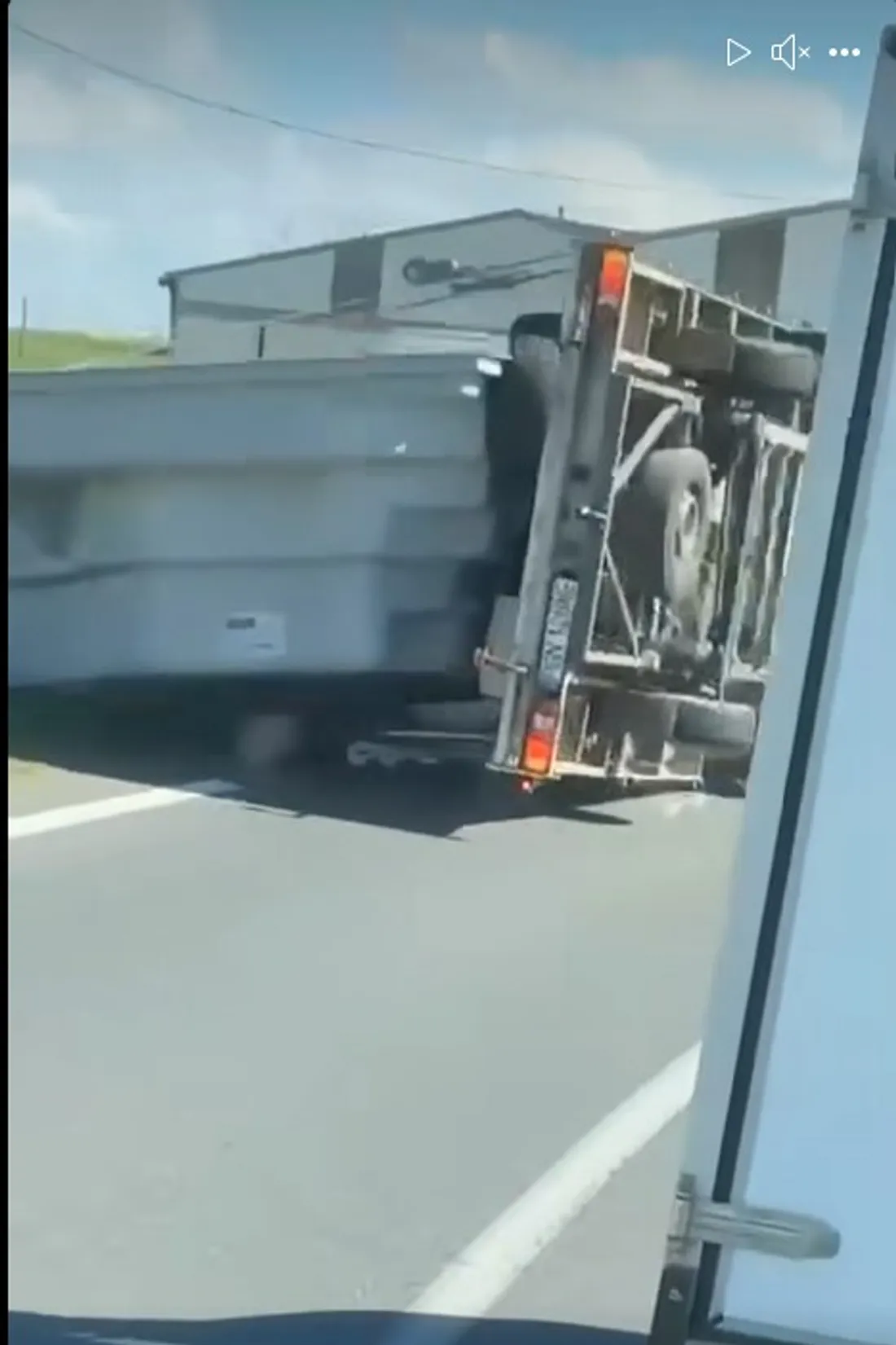 Le camion, couché sur la chaussée, à cause du vent.