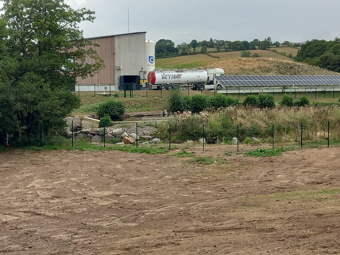 Camion-citerne à l'usine de traitement des eaux de Thérondels