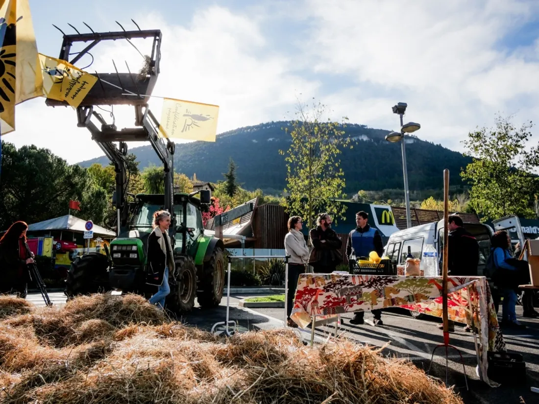 La Confédération Paysanne de l'Aveyron devant le McDo de Millau, mercredi 13 novembre 2024