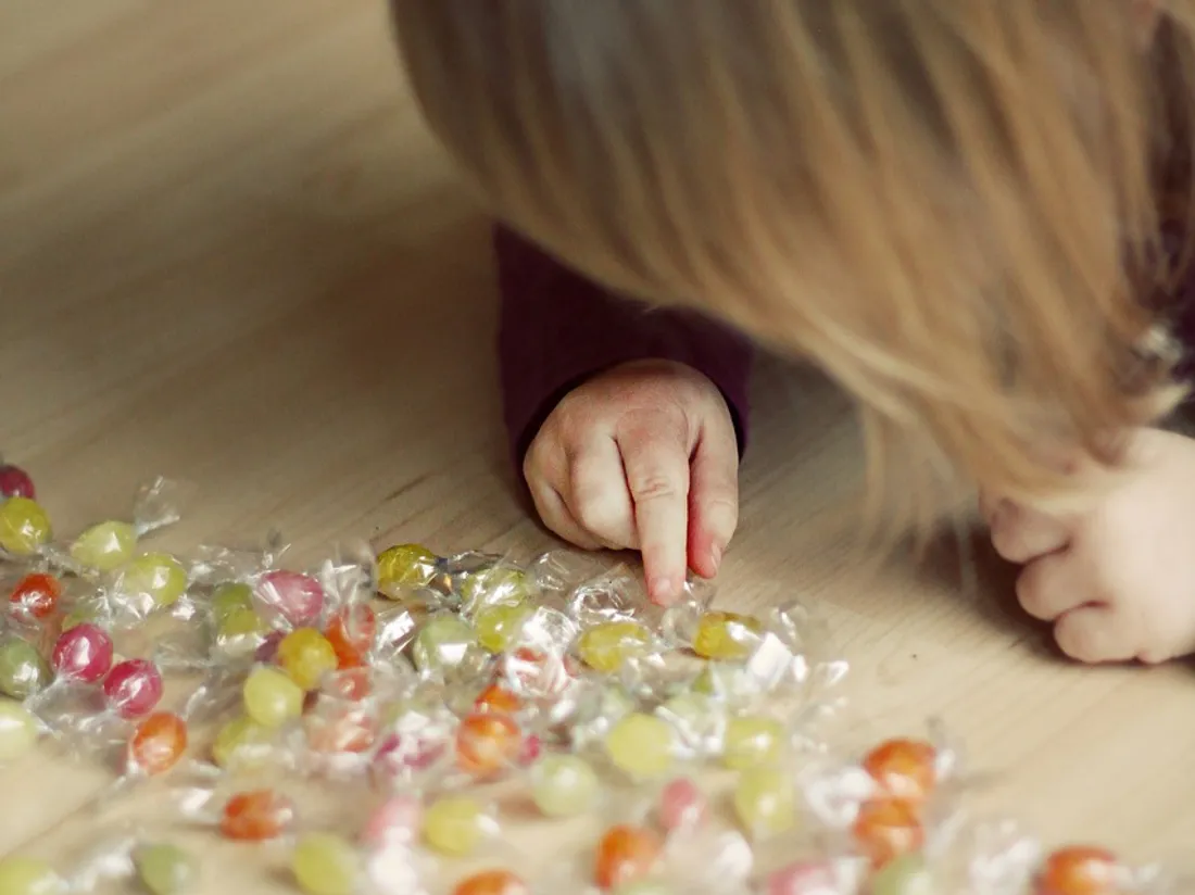 Enfant et bonbon
