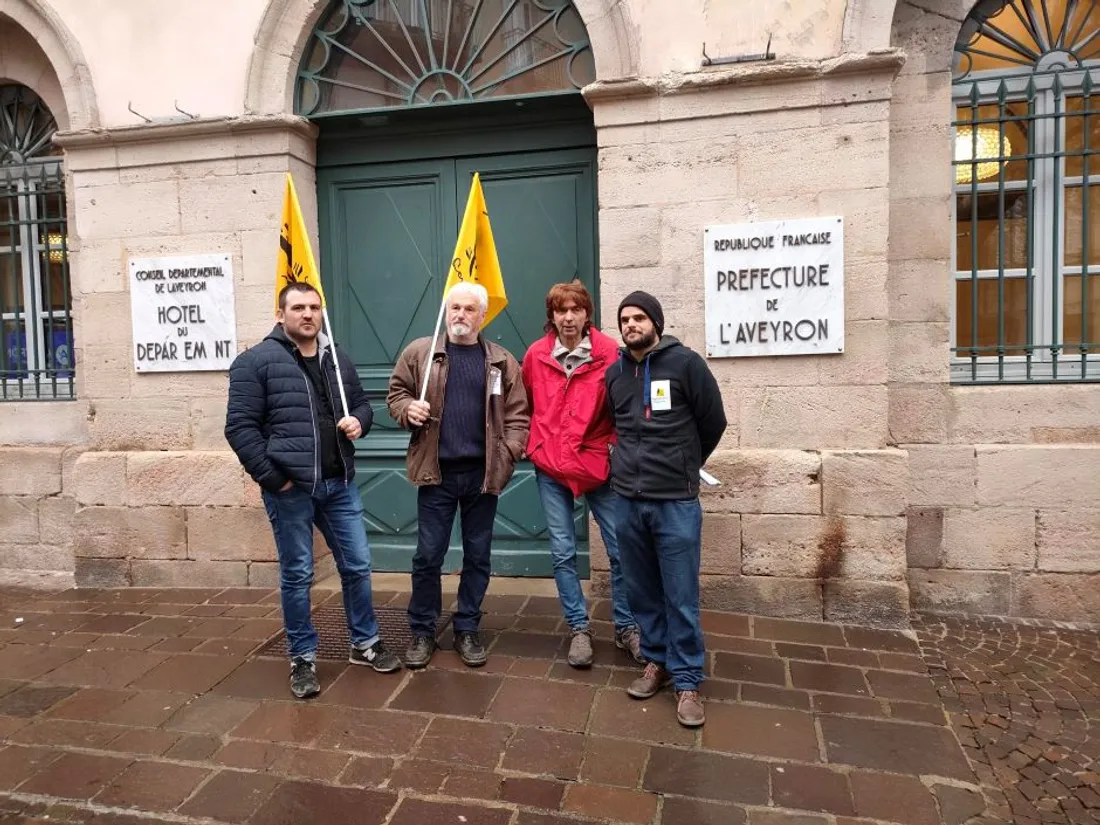 Les représentants de la Confédération Paysanne devant la préfecture de l'Aveyron, à Rodez.