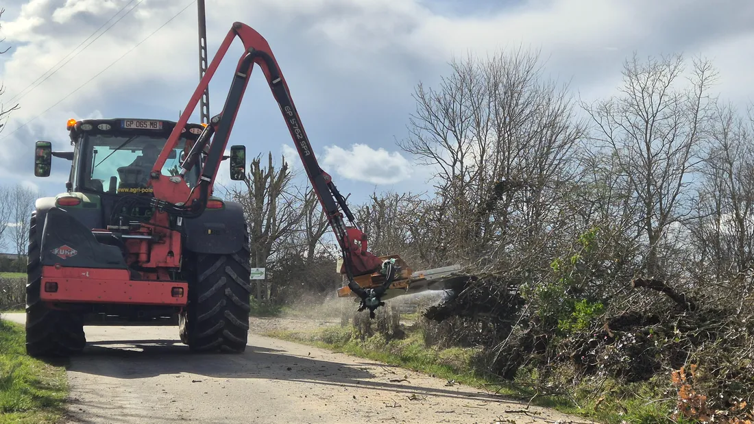Un tracteur qui taille une haie à la scie. 