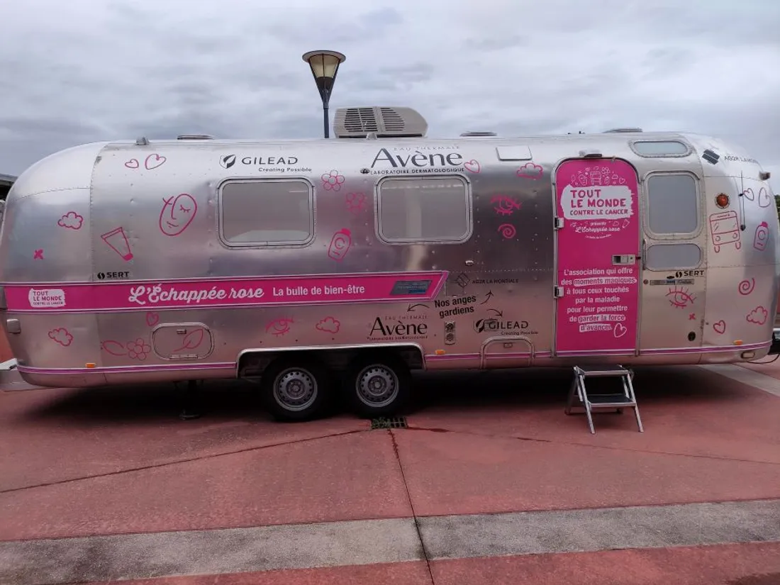 La caravane de l'Echappée rose à l'hôpital de Rodez (Aveyron)