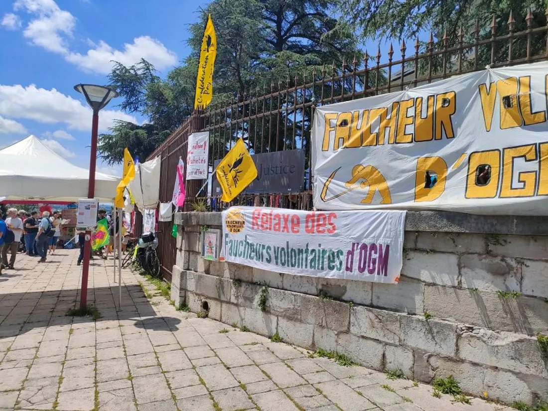 Banderoles en soutien aux faucheurs volontaires devant le tribunal de Rodez (Aveyron)