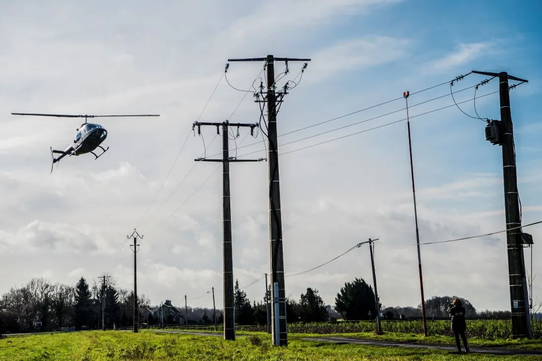 Surveillance du réseau électrique par un hélicoptère.