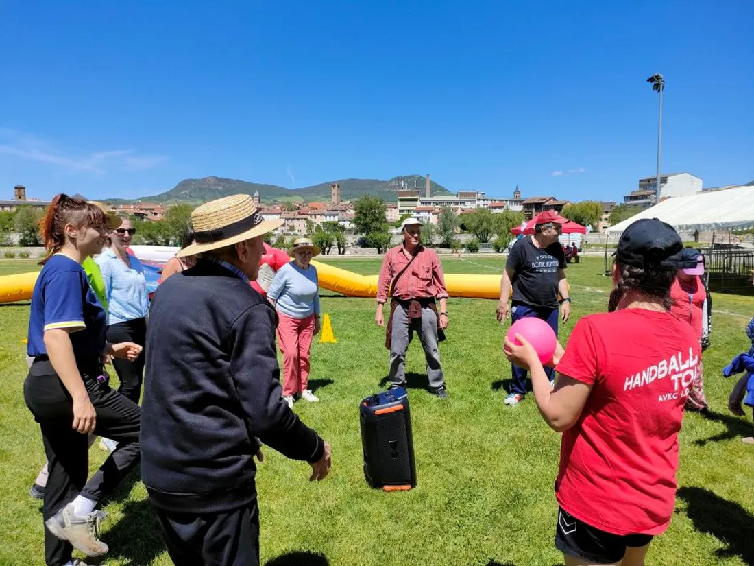 Atelier handball à Millau (Aveyron) à l'occasion des JO des séniors