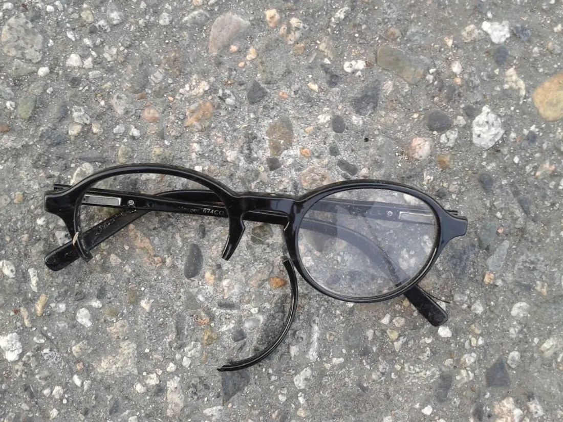 Une paire de lunettes cassées (illustration)
