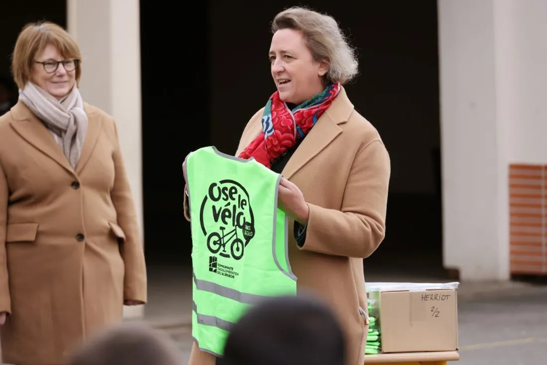 Opération de sécurité routière dans une école avec la maire d'Albi, Stéphanie Guiraud-Chaumeil.