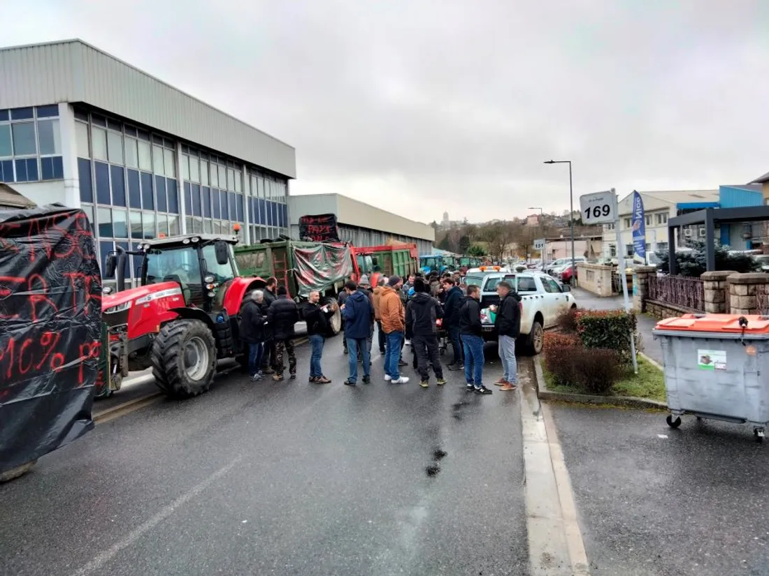 Mobilisation en Aveyron devant les locaux de Lactalis.