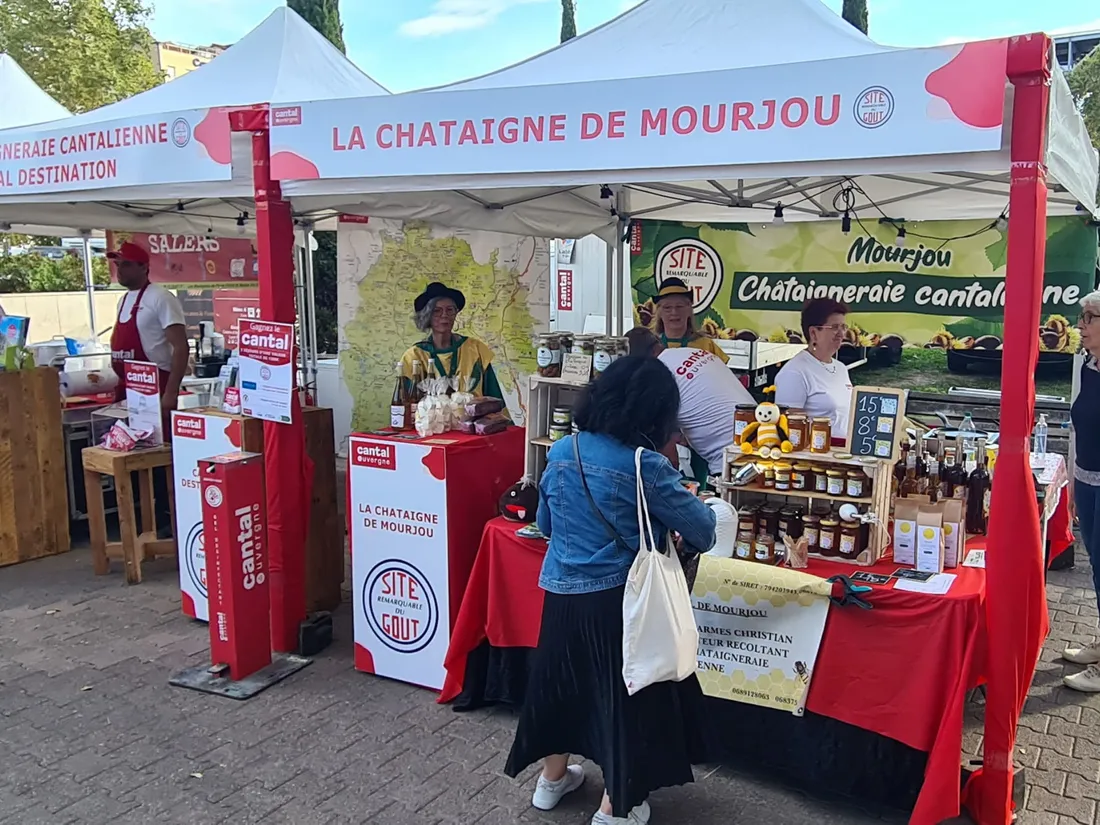 Le stand de la châtaigne de Mourjou en 2023 à Lyon.