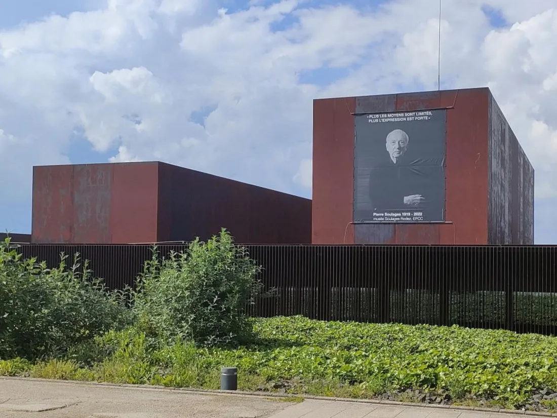Le visage de Pierre Soulages sur la façade du musée Soulages à Rodez
