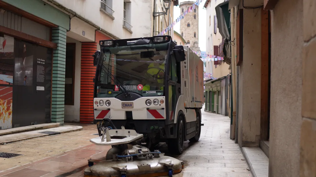 Opération nettoyage dans les rues de Millau (Aveyron)