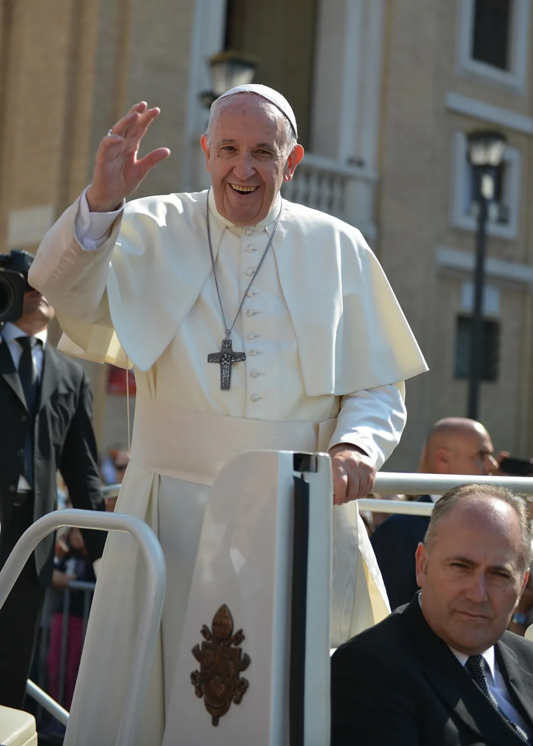 Le pape François lors d'une bénédiction à la foule.