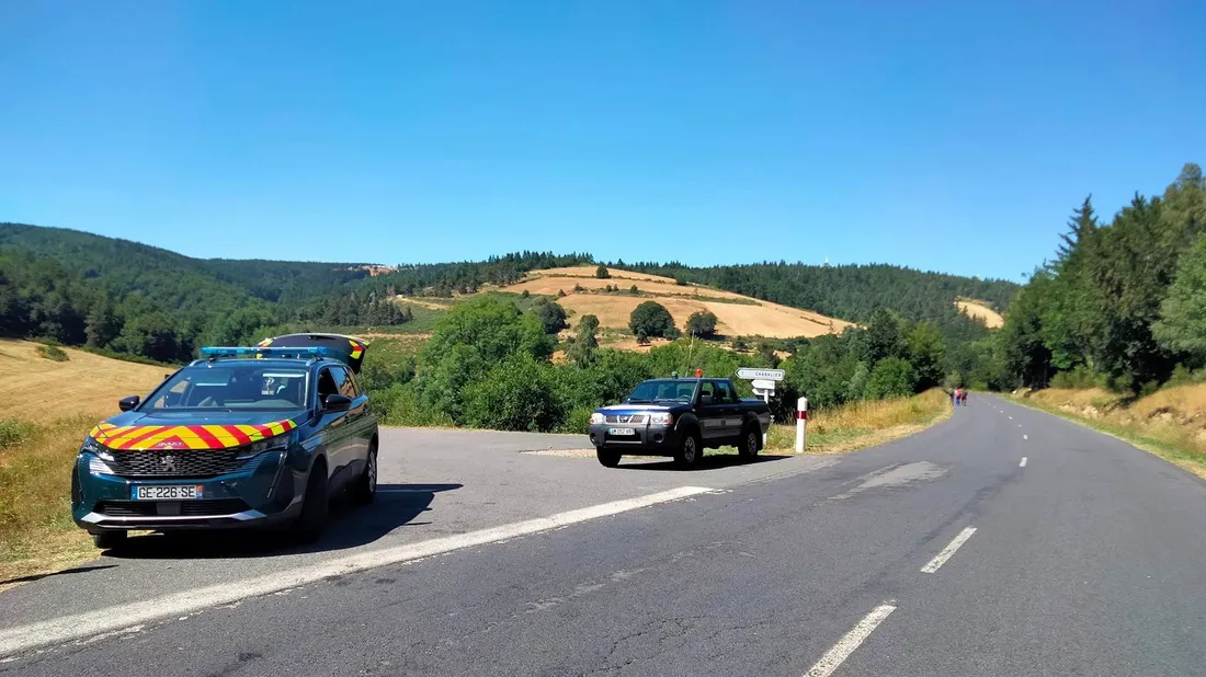 Malgré les barrages routiers, les festivaliers accèdent au site à pied