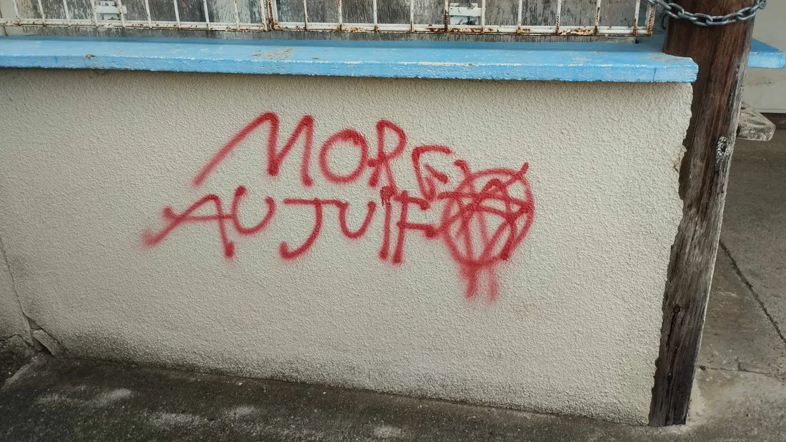 Un des tags découvert sur le mur d'un bâtiment à Boudou