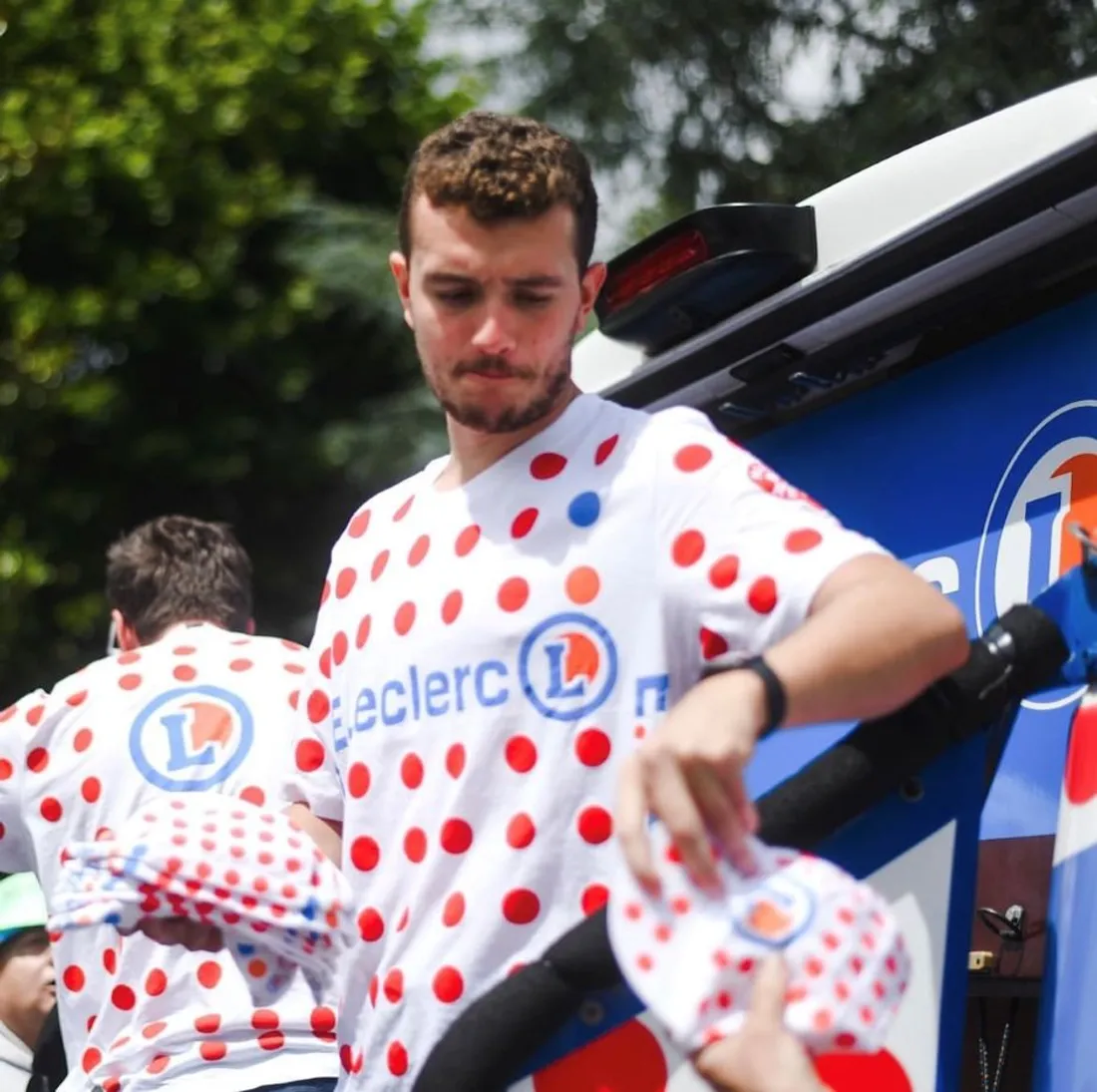 L'Aveyronnais Samuel Bauguil sur la caravane du Tour de France femmes
