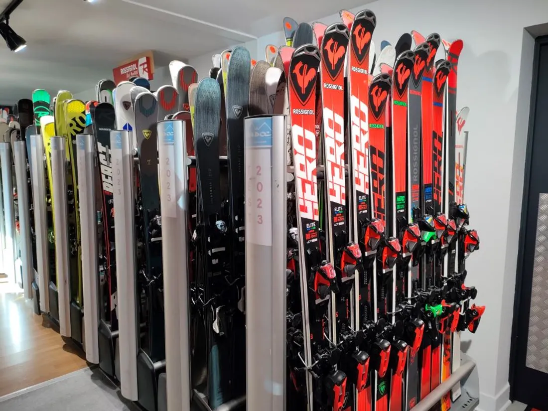 Des paires de ski dans le magasin Ski D'Oc, à Onet-le-Château (Aveyron).