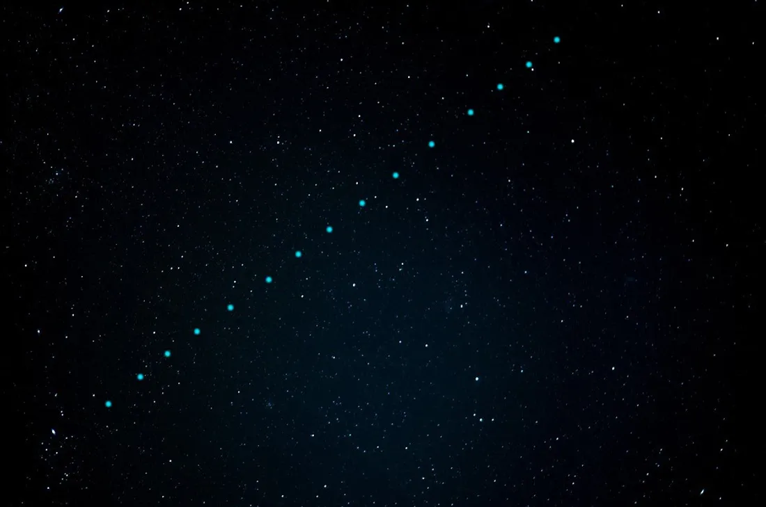 Reconstitution d'un train de satellites vu dans le ciel mardi soir