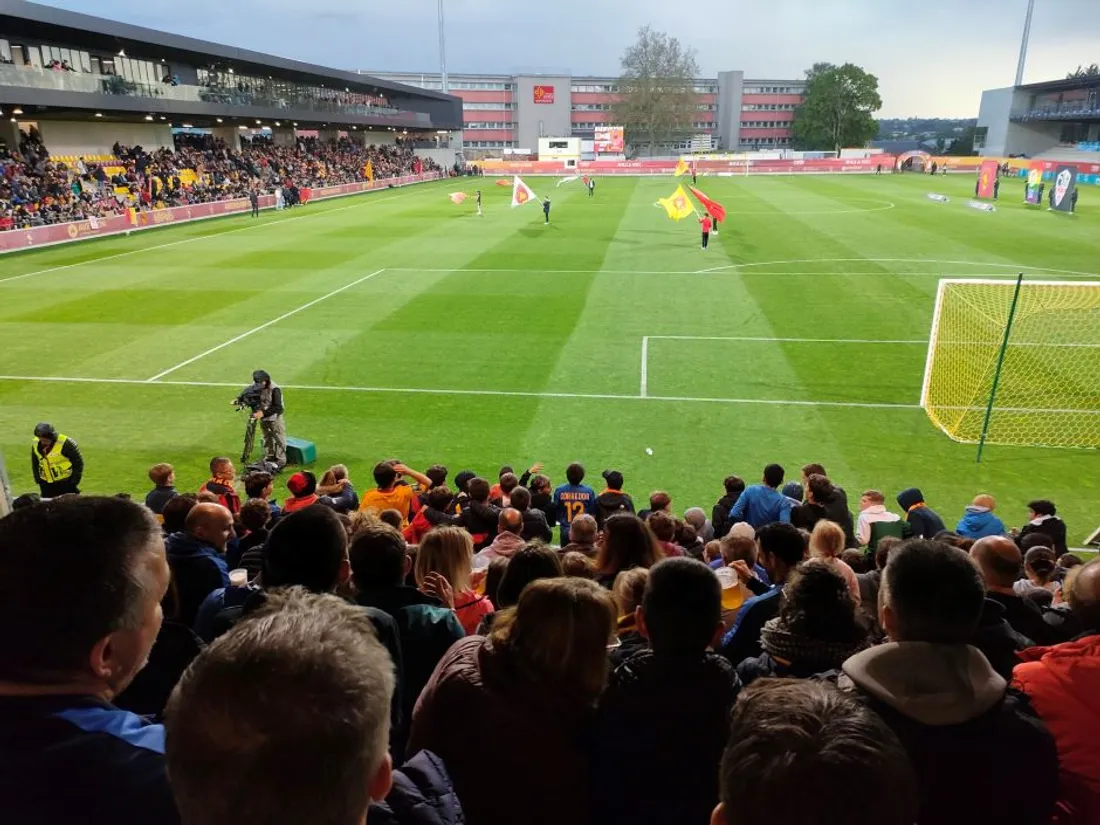 Les supporters du RAF en mai 2024 au stade Paul Lignon à Rodez (Aveyron)