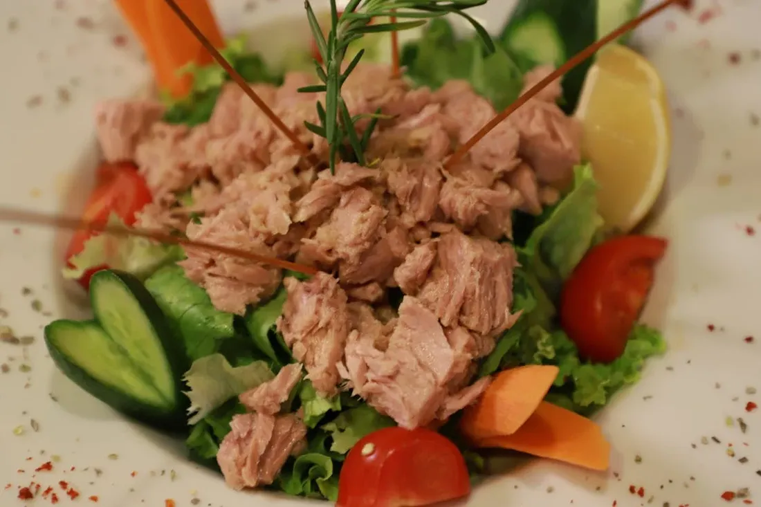 Salade avec du thon en boîte (illustration)