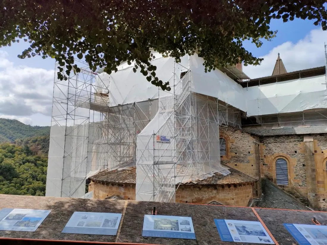 Les travaux de réfection du toit à l'abbatiale de Conques (Aveyron).