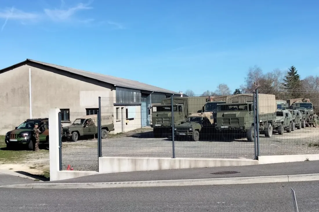 Des véhicules militaires stationnés à Flavin (Aveyron).