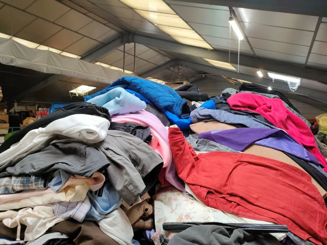 Des vêtements à trier dans les locaux d'Emmaüs à Rodez (Aveyron)