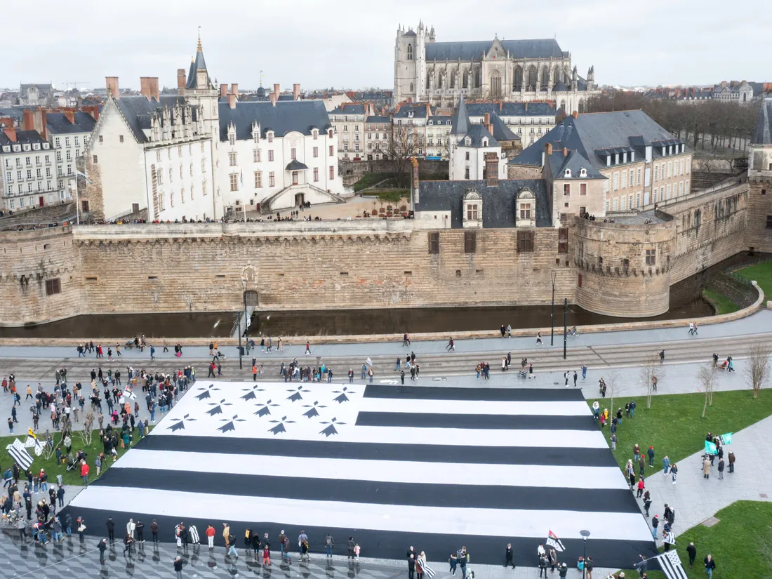 Le drapeau géant qui avait été installé à Nantes lors de la campagne présidentielle