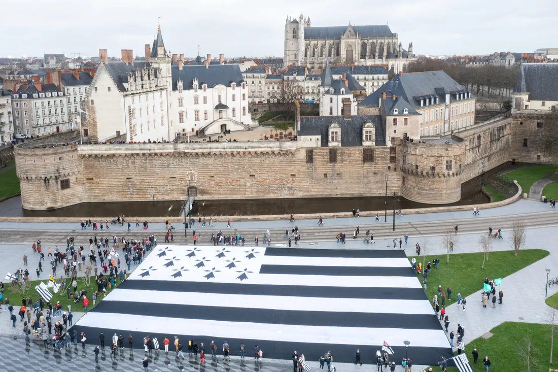 Le drapeau géant qui avait été installé à Nantes lors de la campagne présidentielle