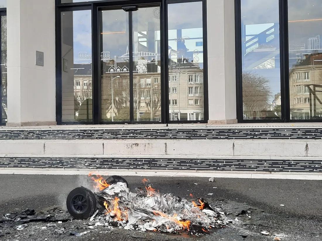 La mairie de Saint-Nazaire prise pour cible