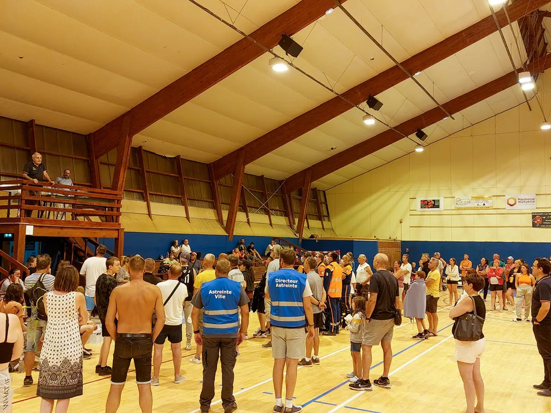 Les personnes évacuées ont été accueillies dans un gymnase de la ville