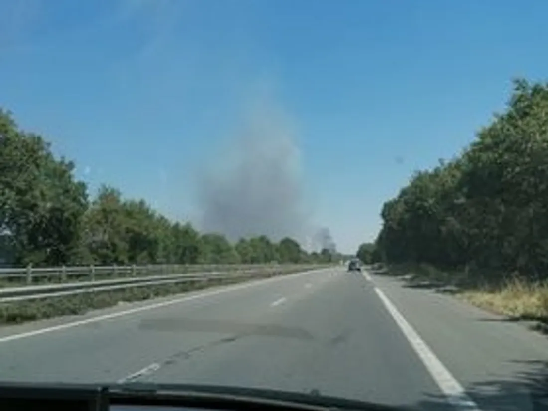 De gros panaches de fumée s'élèvent à nouveau entre Besné et Prinquiau